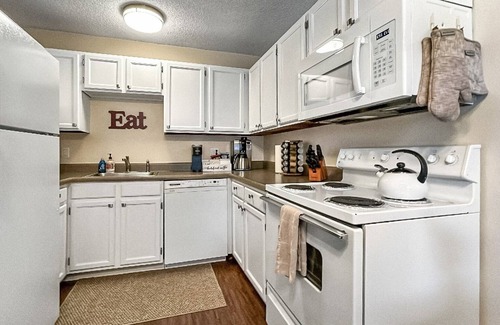 Rockrimmon Condo | Hidden Academy Gem! 2 BR, 1BA w/AC! Sleeps 5