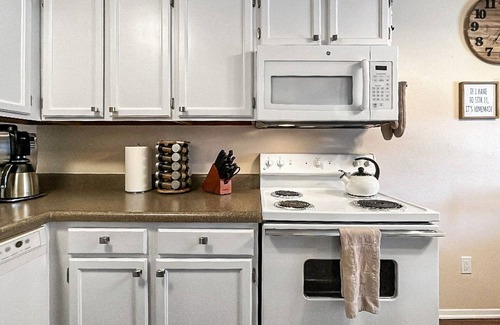 Rockrimmon Condo | Hidden Academy Gem! 2 BR, 1BA w/AC! Sleeps 5