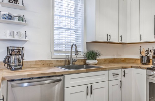 Central West End Apartment | Hidden Gem | JZ Vacation Rentals