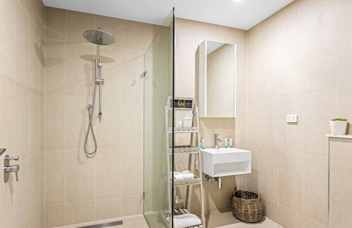 Wollongong CBD Apartment | Hidden Gem on Loftus
