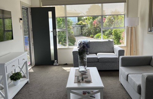 Waitara House | Hidden Gem on the hill - Beautiful modern unit suitable for families. n