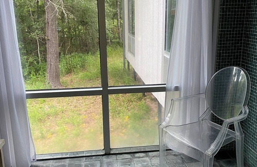 Washington House | Hidden Gem on the prairie, a house of light and ease