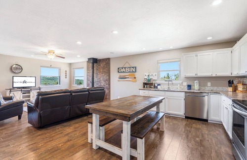 Branson House | Hidden Gem! Walking Trail to the Lake, Minutes to Silver Dollar City, Free Tickets