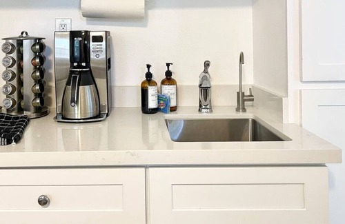 Middletown Apartment | Hidden Gem with Hot Tub and Parking - 4 Guests