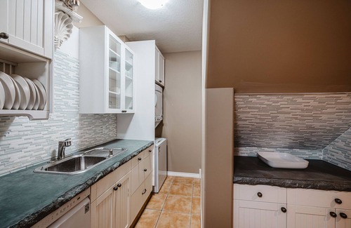 Drumheller Apartment | ⭐ Hidden Hollow Suite | DOWNTOWN ⭐