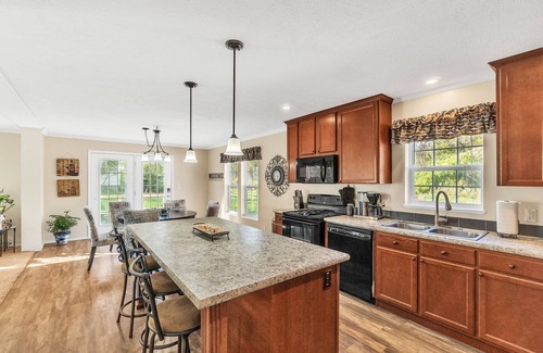 Brighton House | Hidden Lake Front ≈ New Build ★ Private Beach ✹ Fast WiFi ✔