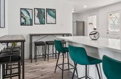 Cedar Crest House | Hidden Modern Gem|Mins to DownTown|GameRoom