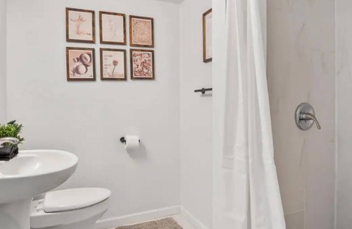 Cedar Crest House | Hidden Modern Gem|Mins to DownTown|GameRoom