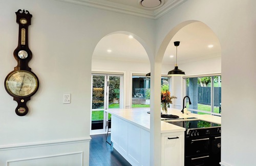 St. Heliers House | Hidden Oasis in Vibrant Beach Suburb. Newly Renovated!
