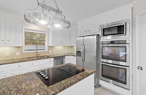 Friendswood House | ~ Hidden Oasis ~ Luxury Private Pool Home