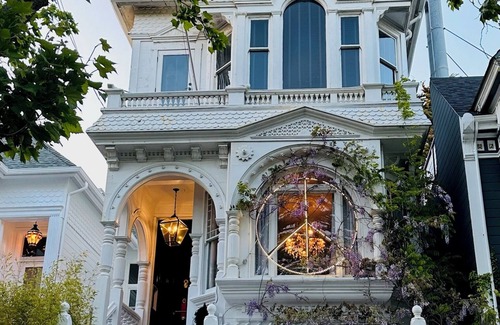 North of the Panhandle Apartment | Hidden Peaceful Victorian Studio Nest