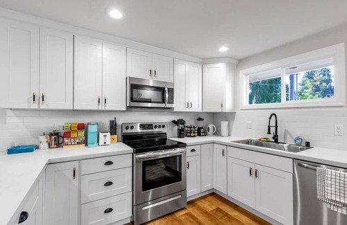 Hillwood House | Hidden Renovated Garden Cottage Near Costco, I99