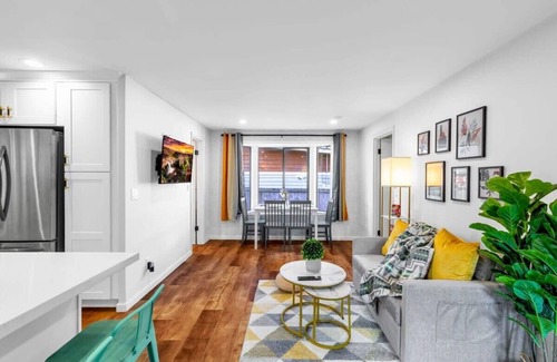 Hillwood House | Hidden Renovated Garden Cottage Near Costco, I99