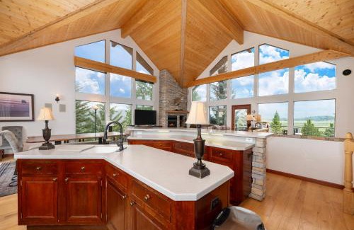 Tabernash House | Hidden River Ranch private hot tub, rustic private location