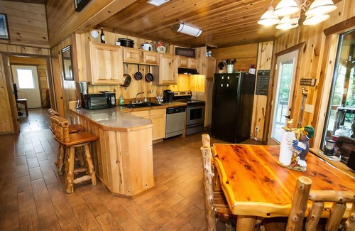 Smithville Cabin | Hidden Valley Retreat- Broken Bow/Hochatown- 2bd