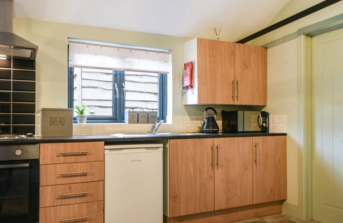 Raymonds Hill Cottage | HIDEAWAY AT COOMB BANK FARM, pet friendly in Raymond's Hill