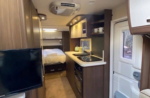 Darwin House | Hideaway Caravan Sleeps 2