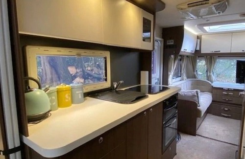 Darwin House | Hideaway Caravan Sleeps 2