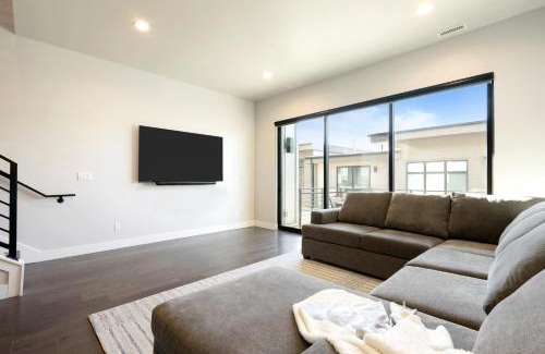 Hideout House | Hideout Haven Luxe Retreat with Lake View and Hot Tub