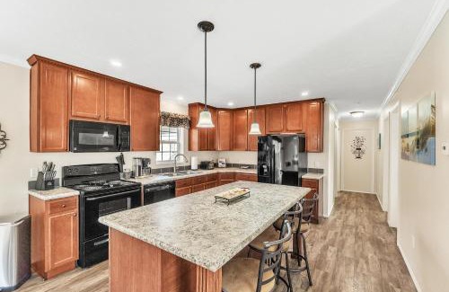 Brighton House | Hidn LakeFront -New Build-Private Beach-Fast WiFi