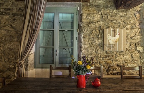 Magnac-Laval Cottage | High Capacity Farm cottages in a body