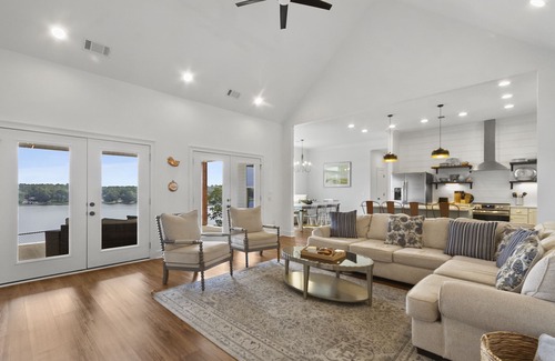Northport House | High Cliff Hideaway Tranquil Waterfront Lake Tuscaloosa Home - 20 minutes to UA