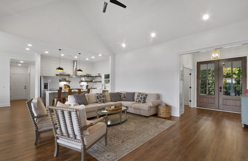 Northport House | High Cliff Hideaway Tranquil Waterfront Lake Tuscaloosa Home - 20 minutes to UA