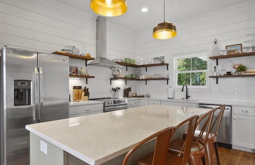 Northport House | High Cliff Hideaway Tranquil Waterfront Lake Tuscaloosa Home - 20 minutes to UA