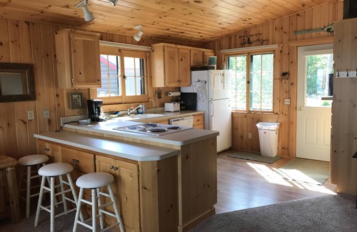 Ossipee Cabin | *HIGH DEMAND* Sugar Sand Beach & Cozy Cabin That Sleeps 10 on Pelican Lake!