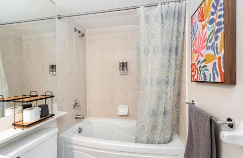 Downtown Mississauga Apartment | High-End 2BR 2BATH Condo-Steps to Square One Mall