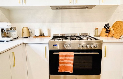 Armstrong Creek House | High-end Coastal house with bar, cinema room and 10mins from the beach!