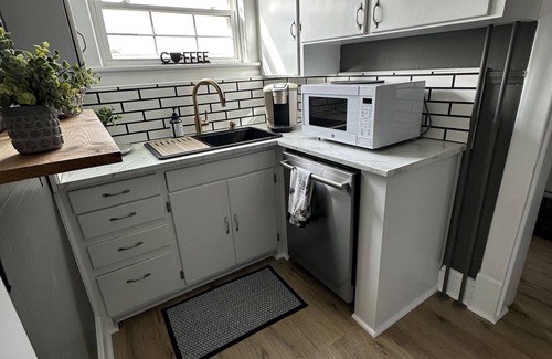 Christiansburg Apartment | High-end cozy apartment walking distance to down town Christiansburg.