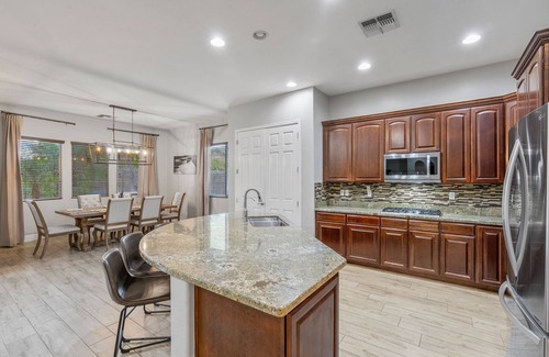 Chandler House | High End Home w/Heated & Cooled Pool, Fire Pit, Game Room and Golf Nearby