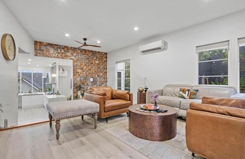Hillsborough House | High-end Modern Villa Spa Pool - Harbour Views