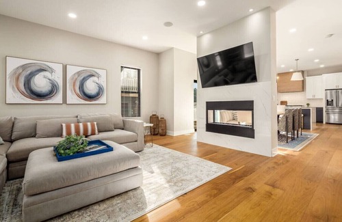 Italian Village House | High End New Build, Rooftop Hot Tub, City Views!