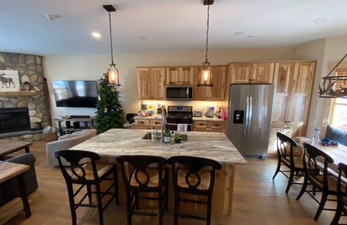 Carrabassett Valley House | High-end Ski/Golf retreat hot tub, fireplace, 4 bd rm, game rm.