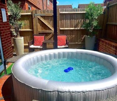 Abbess Roding House | High Halden Getaway in Ashford with hot tub and free parking