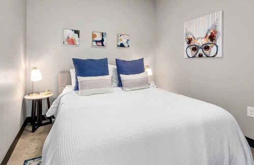 Downtown Kansas City Apartment | High Rated Power&Light Free Parking Views