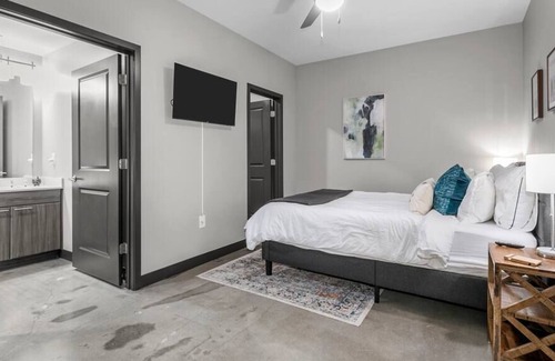 Downtown Kansas City Apartment | High Rated Power&Light Free Parking Views