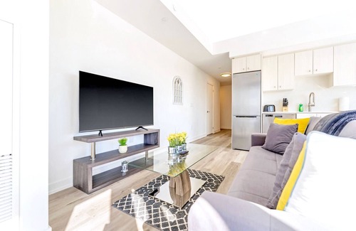 Kitchener Apartment | High Rise 1BR Building w Gorgeous Views