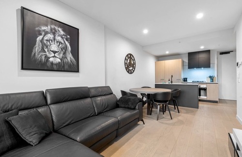 South Melbourne Apartment | High-Rise Inner-City 2-Bed with Sauna, Gym & Spa