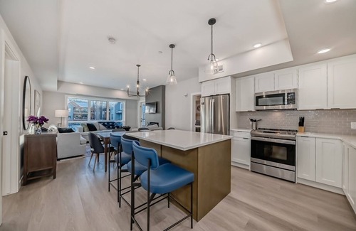 Dead Man's Flats Apartment | High rise Lux 2-B apartment near Canmore Banff-Pool -hot tub- gym -
