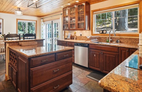 Country Club Estates House | High Sierra Hideaway – 3 Bedrooms, 3 Baths, Family Fun Near Heavenly & Hiking