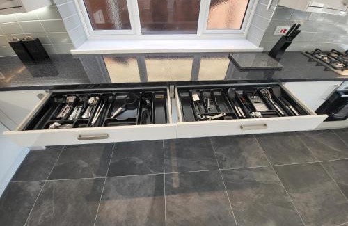Coombe Vale Apartment | High Spec Large 6 Bedroom House!
