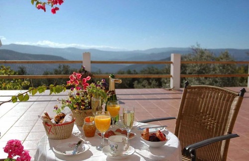Iznajar Villa | High standard villa with stunning views away from the crowds