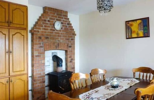 Belmullet Cottage | HIGH TIDE, family friendly, with open fire in Belmullet, County Mayo