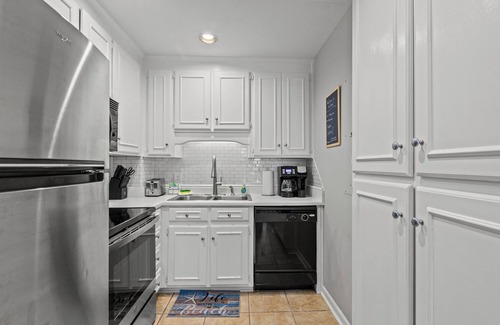 Summer Breeze House | High Tide Haven: 5-min Walk to Beach! 71C