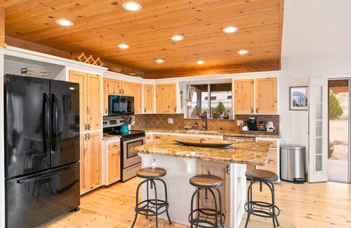 Joshua Tree House | π΅ High View and Casita - Hot Tub, Fire Pit & BBQ in Joshua Tree! π΅