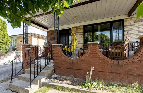 Humber Summit House | Highend Renovated Suite Fast Internet, Free Parking