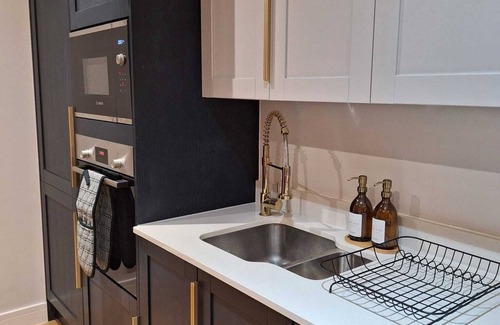 Reading House | Highgrove Haven - Private Garden & Parking - 5 minutes from Town and Hospital